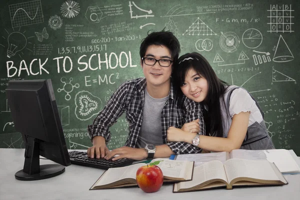 Casal jovem na classe — Fotografia de Stock