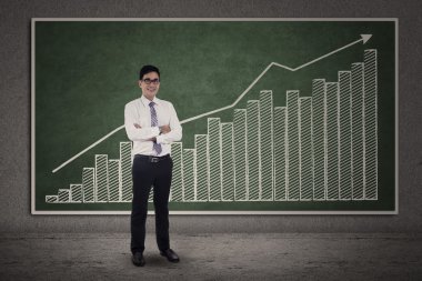 Asya işadamı ve grafik üzerinde yazı tahtası
