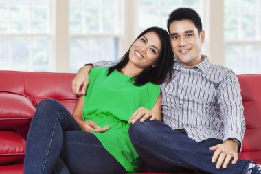 Asya çift kameraya gülümseyen