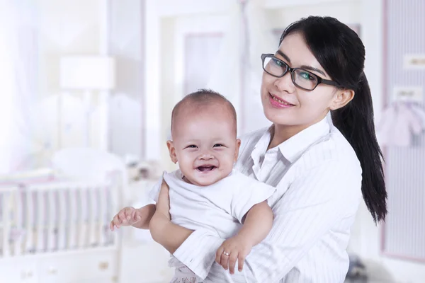 Asiática mujer de negocios y su bebé 2 — Foto de Stock