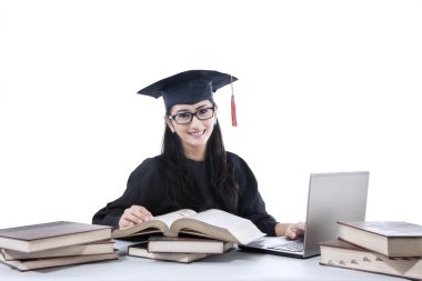 neşeli postgraduate dizüstü bilgisayar ve kitap 1