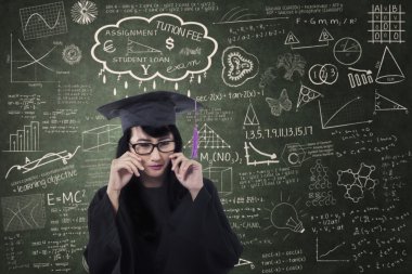 güzel kadın mezunu sınıf içinde ağlıyor