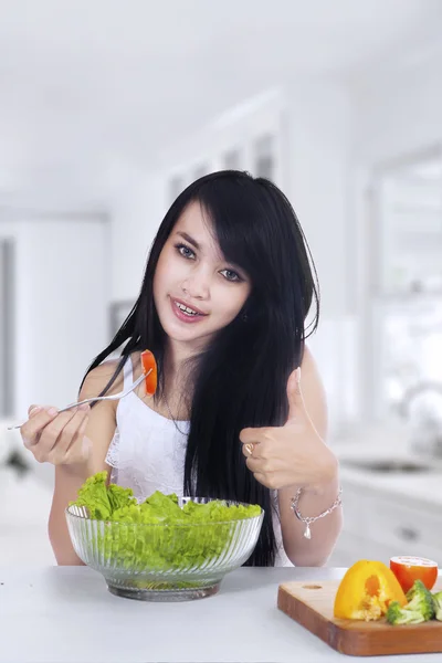Mooie vrouw eet tomaat 2 — Stockfoto