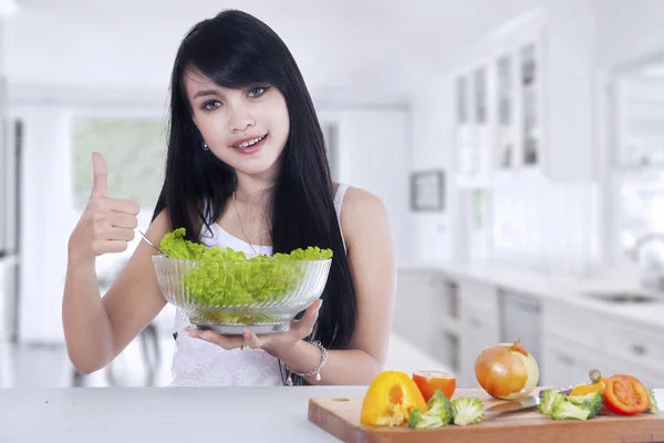 Mooie vrouw houdt salade — Stockfoto