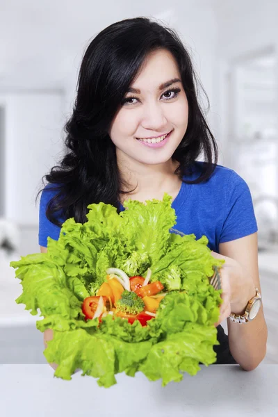 Hermosa mujer preparar ensalada 2 — Foto de Stock