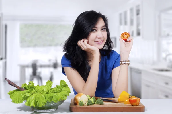 Gyönyörű nő előkészíti a salátát — Stock Fotó