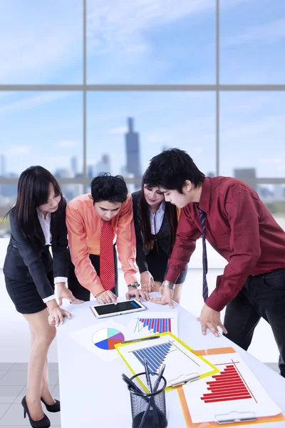 Reunión del equipo de negocios en la oficina, plano vertical —  Fotos de Stock