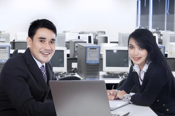 Geschäftsleute arbeiten im Büro 1 zusammen — Stockfoto