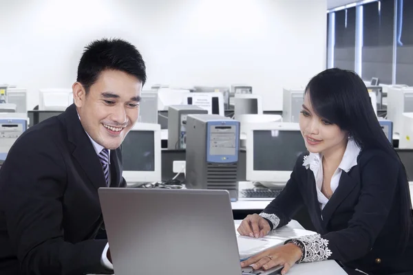 Bedrijfsleiders die samenwerken in Office — Stockfoto