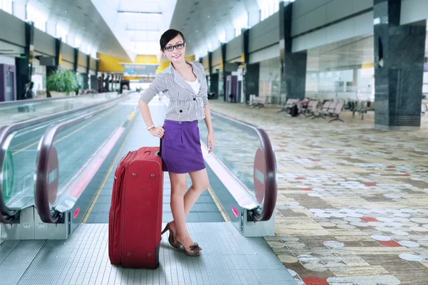 Businesswoman standing on escalator 2 — Stock Photo, Image