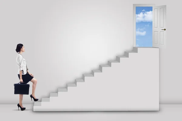 Empresária subindo escada para a porta do sucesso — Fotografia de Stock