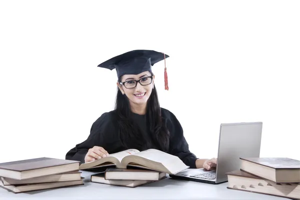 Vrolijke postgraduate met laptop en boeken 1 — Stockfoto