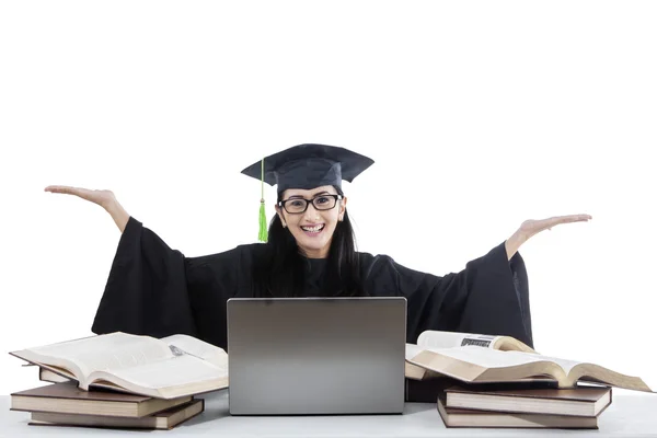 Pós-graduação alegre com laptop e livros — Fotografia de Stock