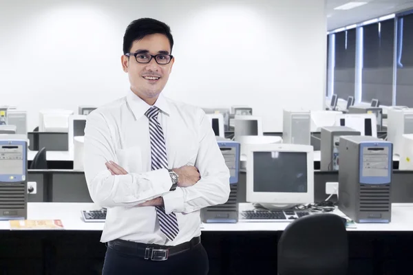 Fiducioso asiatico uomo d'affari in ufficio — Foto Stock