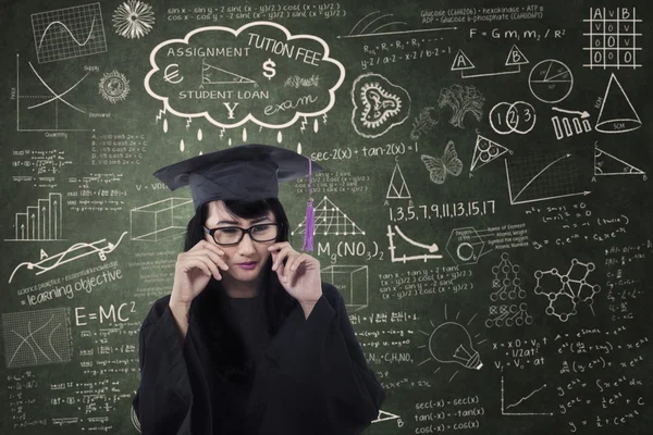 Hermosa graduada llorando en clase — Foto de Stock