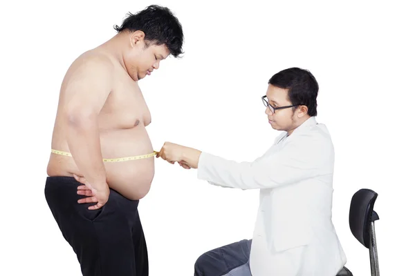 Médico examinando un paciente obesidad 2 — Foto de Stock