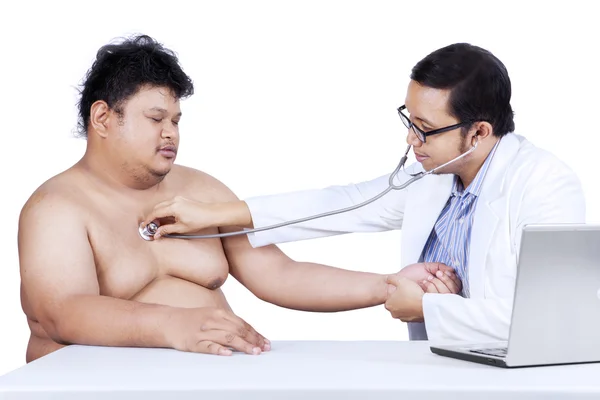 Doutor está verificando um homem gordo 1 — Fotografia de Stock