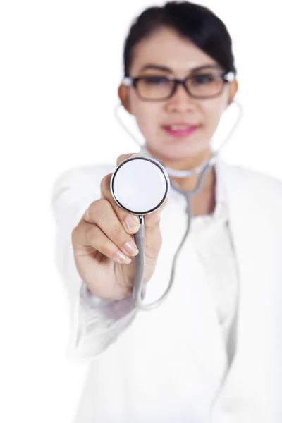 Médico mostrando um estetoscópio — Fotografia de Stock