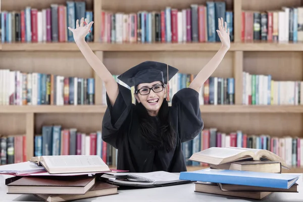 Opgewonden Bachelor in studeren in bibliotheek — Stockfoto