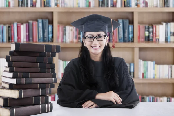 Mujer soltero y libros en la biblioteca — Foto de Stock