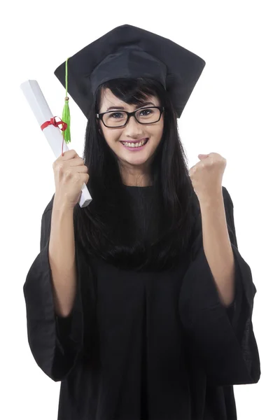 Estudante feminina comemora sua formatura — Fotografia de Stock