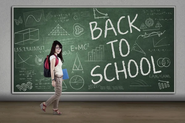 Female student walking to class 1 — Stock Photo, Image