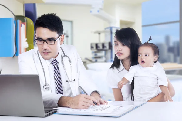 Pediatra masculino y su paciente — Foto de Stock