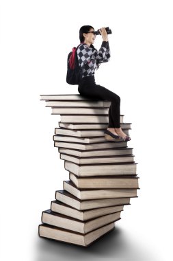 Öğrenci kitap 1 yukarıda dürbün ile seyir