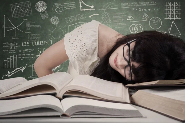 Étudiant fatigué en classe — Photo