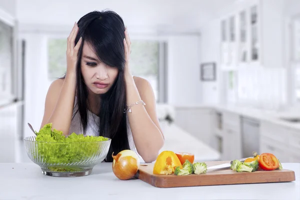 Femme hésiter à manger de la salade — Photo