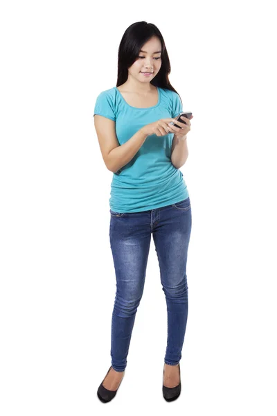 Vrouw texting met smartphone — Stockfoto