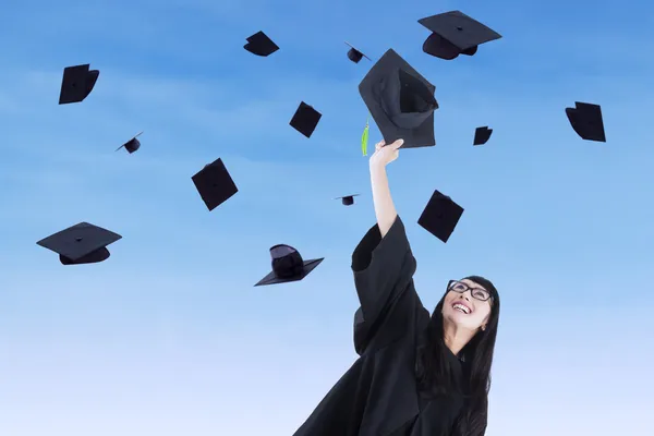 Joven soltero tiro gorra de graduación — Foto de Stock