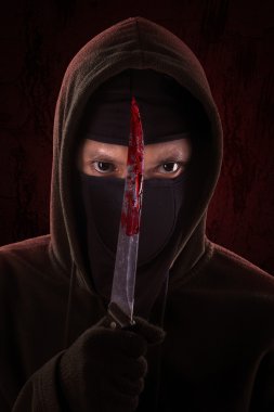 kanlı bıçak ile poz katil