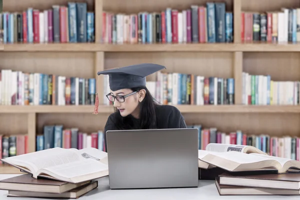 Bachelor studying in library 1 — Stock Photo, Image