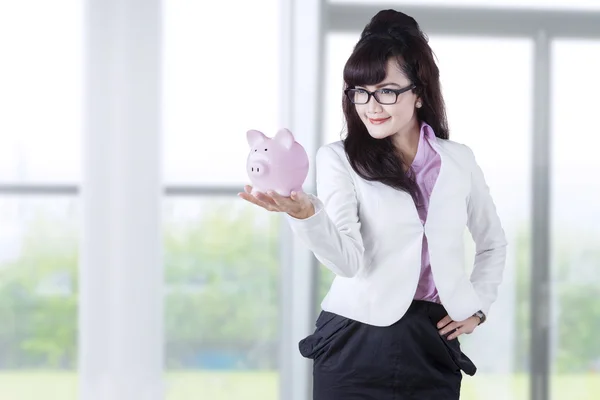 Engeschäftsfrau hält Sparschwein für Einsparungen 1 — Stockfoto