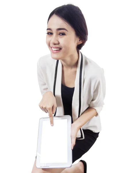 Allegro asiatico donna mostrando digitale tablet — Foto Stock