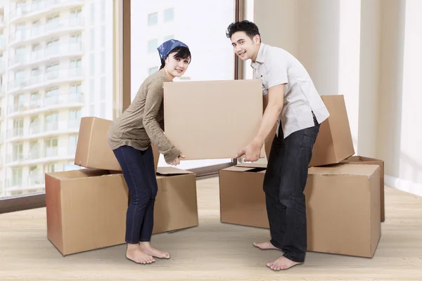 Couple unpacking cardboard in new home 1 — Stock Photo, Image