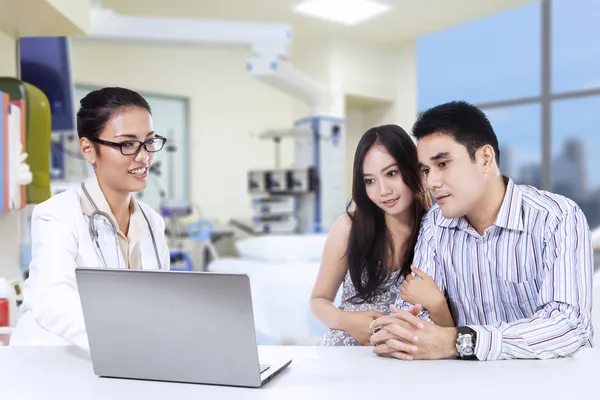 Kadın obstetricians açıklayan kadar sonucu kontrol edin. — Stok fotoğraf