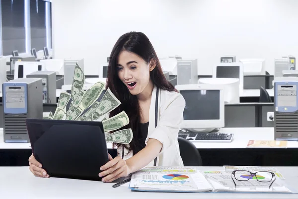 Mujer feliz consigue fortuna 1 —  Fotos de Stock