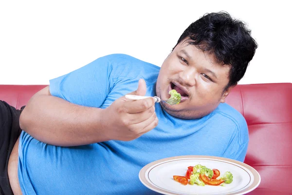 Homem tenta fazer dieta comendo vegetais 2 — Fotografia de Stock