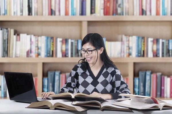 Étudiant tapant le livre source 1 — Photo