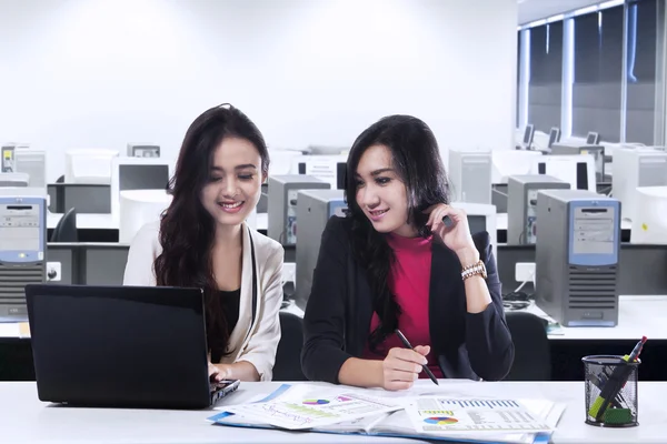 Two young businesswomen in office — Stock Photo, Image