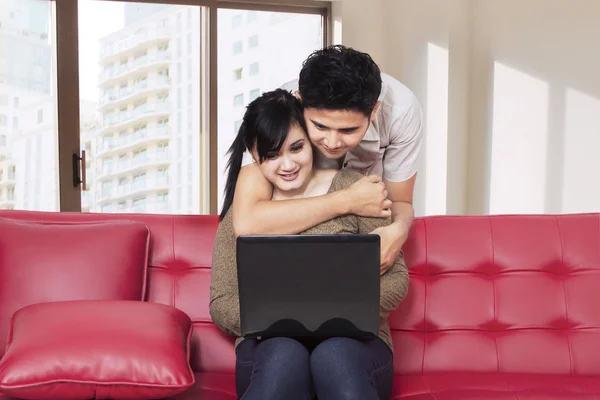 Young couple surfing internet at home — Stock Photo, Image