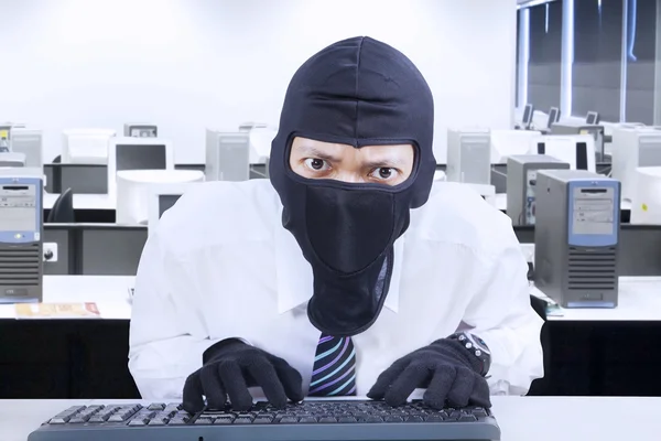 Empresário usando máscara roubando informações 1 — Fotografia de Stock