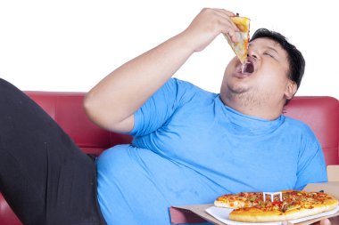 obez kişinin 2 pizza yiyor