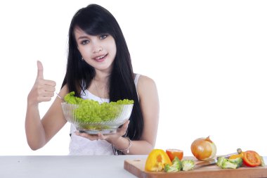 güzel kadın 2 salata bir kase yiyor