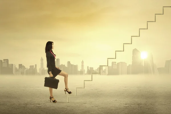 Businesswoman passo su scala per il successo — Foto Stock