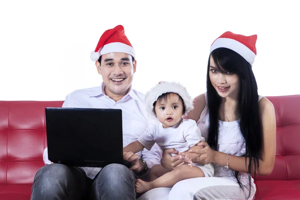 Kerstmis familie spelen met laptop — Stockfoto