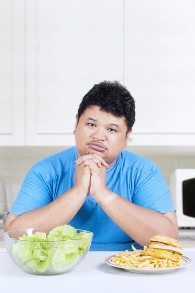 Hombre confundido para elegir la comida — Foto de Stock