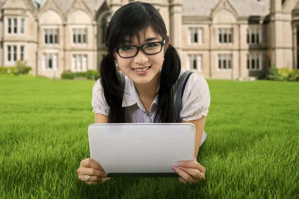 Estudante bonito usando tablet digital ao ar livre — Fotografia de Stock